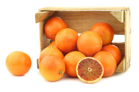白色背景木箱里的新鲜血橙图片
