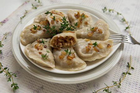 饺子加荞麦粥和炒洋葱。 这是波兰很受欢迎的食物。 自制食物