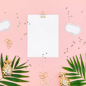 创意平躺顶部视图模拟空白纸张明信片夹板绿色热带棕榈叶在千禧粉纸背景复制空间。 最小热带棕榈叶植物夏季概念