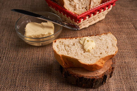 新鲜的自制面包。很脆。发酵面包。无酵面包