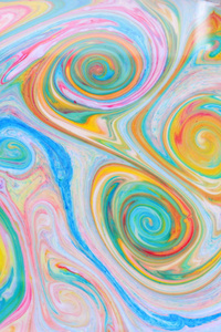 不同颜色的流体艺术。 彩色背景从油漆上的液体。 液体上的明亮图案。 流行艺术风格的彩色油漆污渍