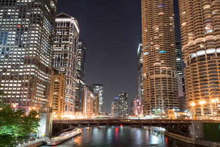 芝加哥市中心城市天际线沿芝加哥河夜间