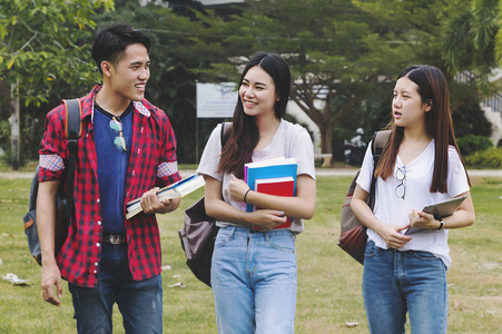 亚洲团体教育校园友谊和人的概念小组快乐青少年学生与学校文件夹。 图像