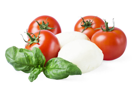 在白色背景下，用新鲜的罗勒叶和西红柿特写马拉奶酪球。