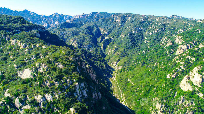青山的鸟瞰,美丽的蓝天和绿色的森林 自然保护区公园山体景观.