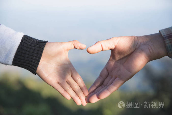 情侣专注于手中的男人和女人游客在山上快乐的情侣相爱的情侣爱情拥抱