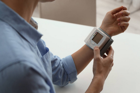 妇女检查血压与血压计在桌子特写。 心脏学概念