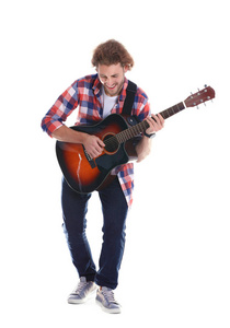 在白色背景下弹声吉他的年轻人