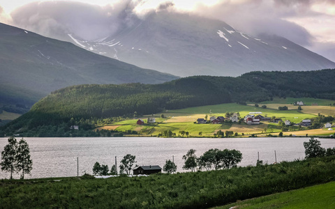 去挪威旅行。山脉，湖泊，峡湾和山谷..海岸上的村庄