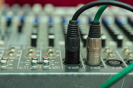 音频录音室有选择性聚焦按钮设备的调音台