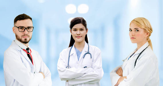医疗保健人员群体。 与其他医生护士和外科医生一起在医院办公室或诊所工作的专业医生。 医疗技术研究所和医生服务理念。