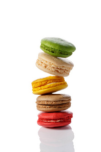 一堆五颜六色的法国马克龙饼干孤立在白色背景上。 有趣的糖果。