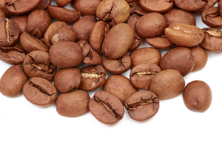 白色背景的咖啡豆，宏观视野中的大片咖啡豆