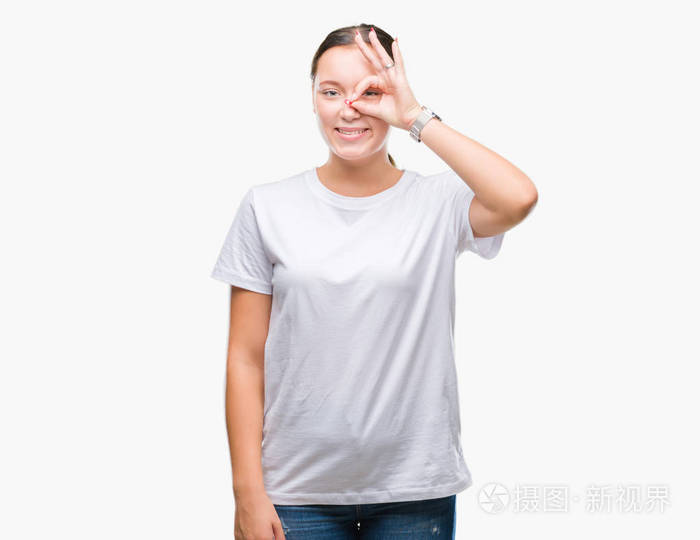 年轻漂亮的高加索女性,在孤立的背景下做着ok手势,手上微笑,眼睛透过