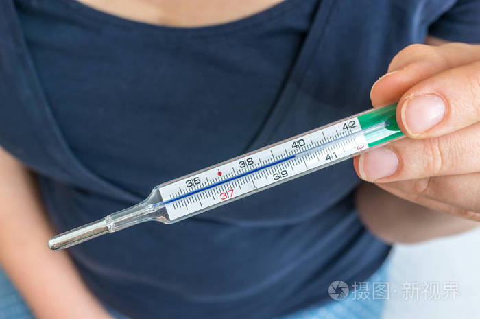 体温计高烧图片 38度,高烧图片39度温度计 发烧的妇女患水银体温计感冒和流感