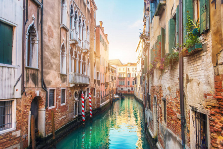 意大利威尼斯有运河和公寓楼的狭窄街道