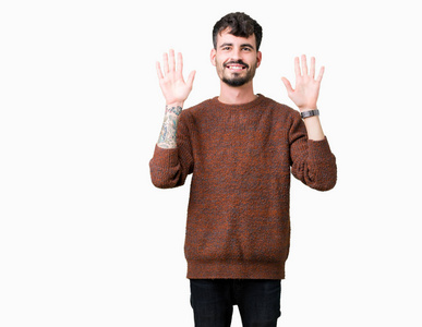 年轻英俊的男人穿着冬天的毛衣，在孤立的背景上，用十号手指，微笑着自信和快乐。