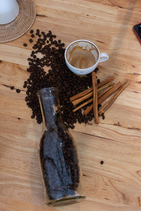 杯子里的热咖啡和木桌上的咖啡豆