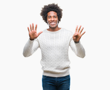 美国黑人男子在孤立的背景上显示和指向9号手指，同时微笑自信和快乐。