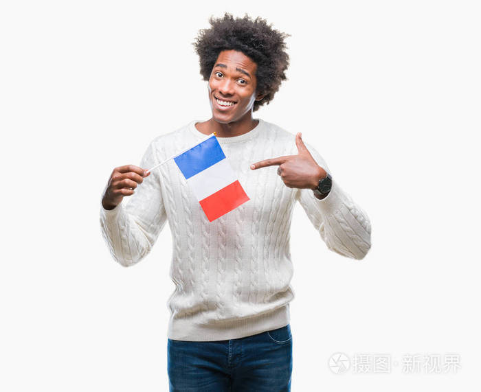 美国黑人男子法国国旗在孤立的背景下非常高兴用手和手指指指点点