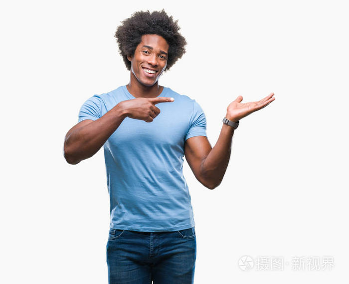 美国黑人男子在孤立的背景下惊讶和微笑的相机,同时呈现手和手指.