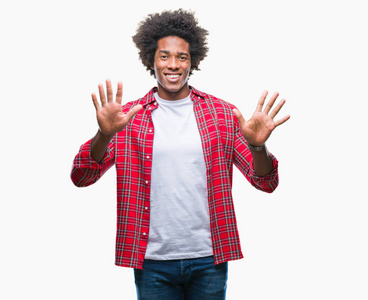美国黑人男子在孤立的背景上显示和指着10号手指，同时微笑自信和快乐。