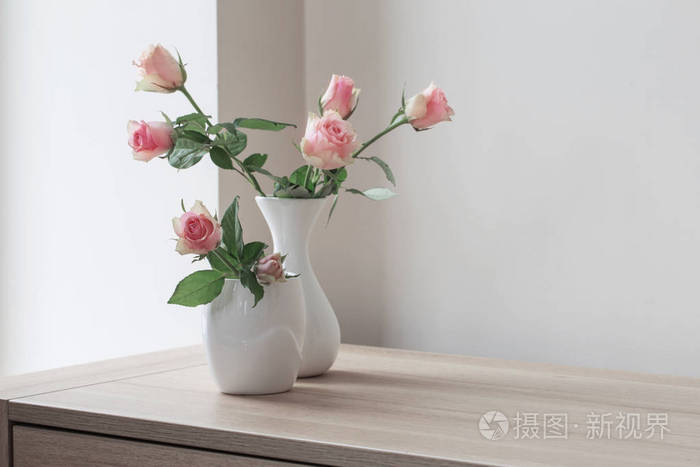 白色背景花瓶里的粉红色玫瑰