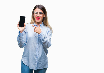 年轻漂亮的商务女性，在孤立的背景上显示智能手机的空白屏幕，非常高兴地用手和手指指点。