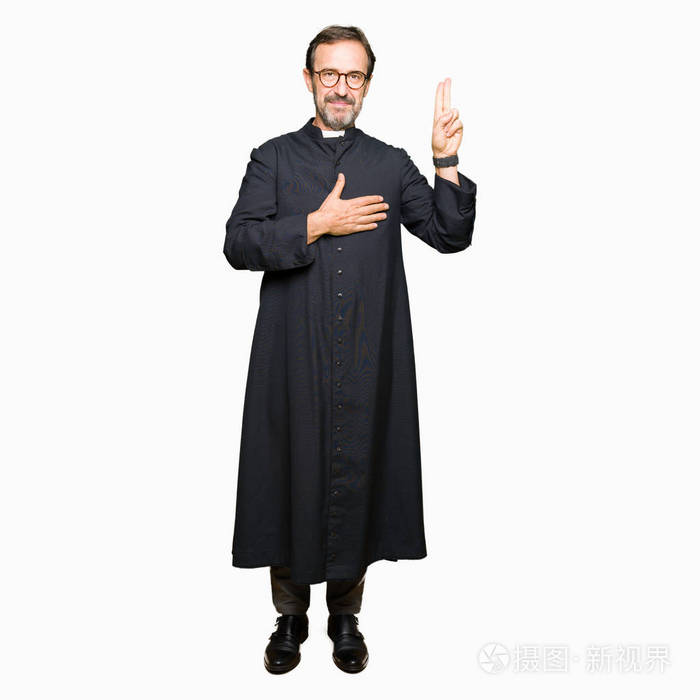 中年牧师穿着天主教长袍的人用手在胸前和手指上宣誓