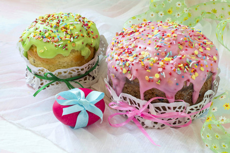 复活节蛋糕上有糖霜和五颜六色的彩蛋。 传统复活节对待俄罗斯和乌克兰东正教复活节。 明亮的复活节组成
