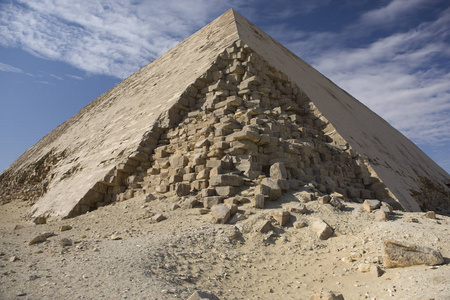 埃及开罗大舒尔金字塔在晴朗的晴天