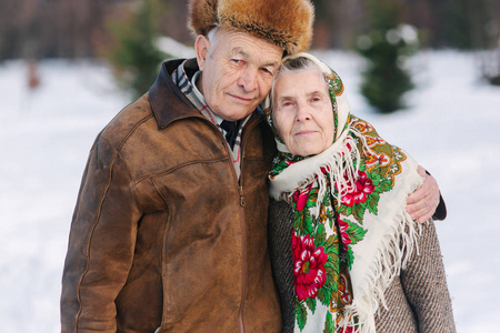 浪漫的老夫妇在冬季在公园里散步。永远的爱