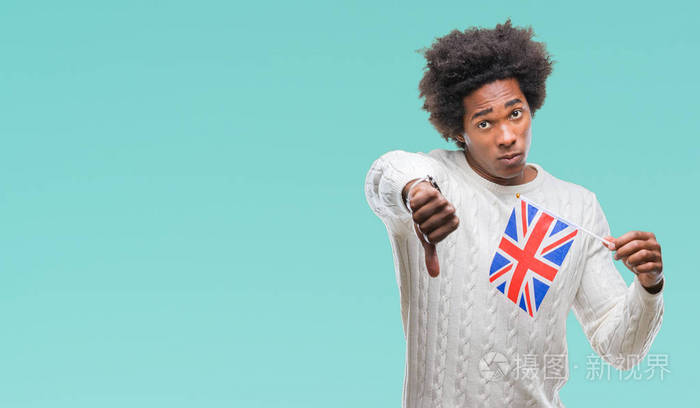 美国黑人国旗在孤立的背景下,愤怒的脸,消极的标志,表示不喜欢,拇指