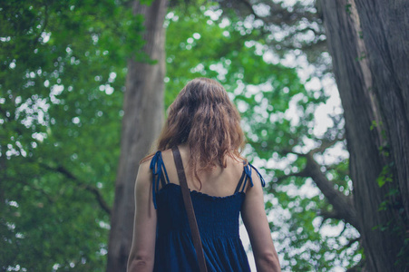 一个年轻的女人站在森林里