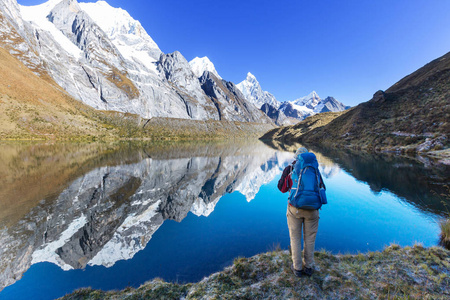 秘鲁Cordillera山的徒步旅行场景