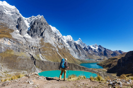 秘鲁Cordillera山的徒步旅行场景