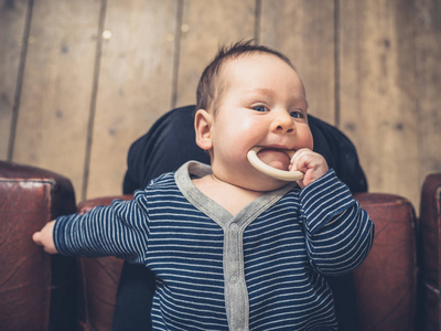 1.一个小婴儿正在嚼一个牙环