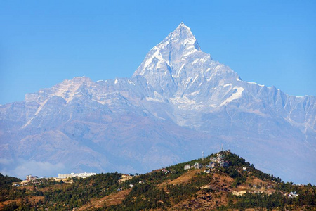 马查普赫雷山地区尼泊尔喜马拉雅山的蓝色景观