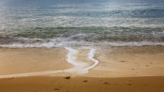 美丽的海滩，沙滩上有波浪泡沫