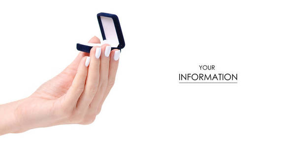 珠宝盒，用于在白色背景隔离上的手图案中的戒指。