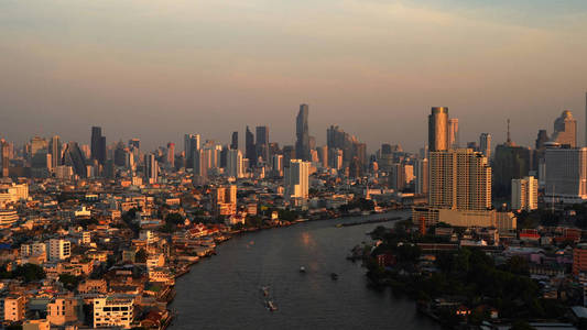 曼谷市中心潮法拉河的鸟瞰图。 泰国。 亚洲智能城市的金融区和商业中心。 日落时的摩天大楼和高楼大厦。
