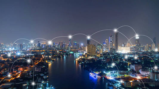 卫星与泰国曼谷市中心潮法拉河的数字网络连接线。 智能科技城市金融区和商业中心。 夜间摩天大楼和建筑物