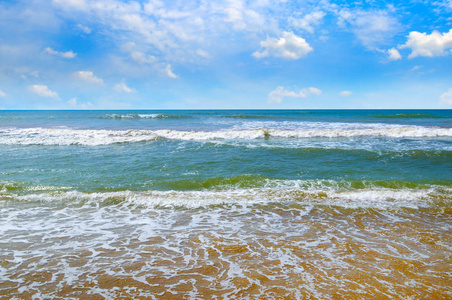 美丽的海景和蓝天。 沙滩。 斯里兰卡。