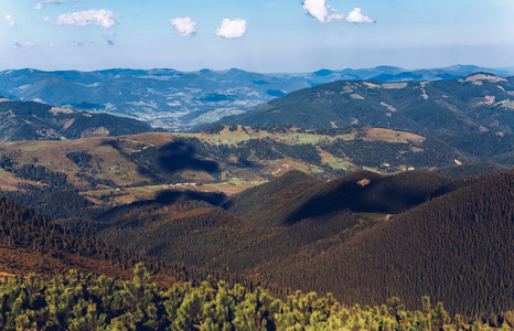 秋天美丽的山景。 Instagram老式电影过滤器