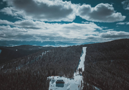 美丽的空中无人机山水照片在寒冷的雪天。 冬季积极旅游的旅游目的地。 喀尔巴阡山公园的自然之美。