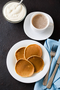 健康早餐自制经典美国煎饼和一杯牛奶咖啡。