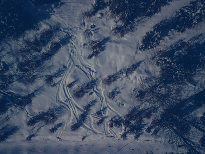 美丽的空中无人机山水照片在寒冷的雪天。 冬季积极旅游的旅游目的地。 喀尔巴阡山公园的自然之美。