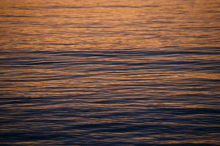 亚得里亚海水面上美丽的金色晚霞