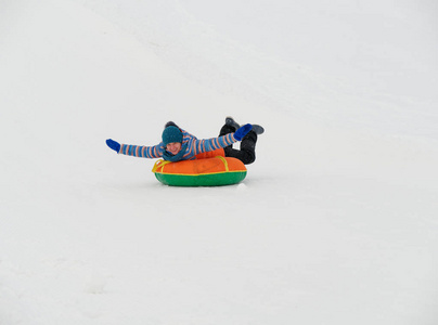 人们玩得很开心，在油管上滑雪