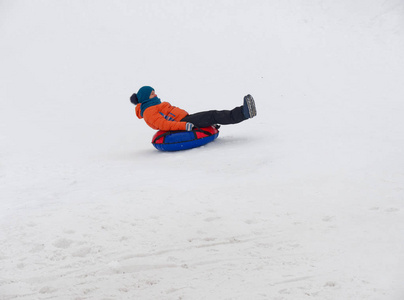 人们玩得很开心，在油管上滑雪